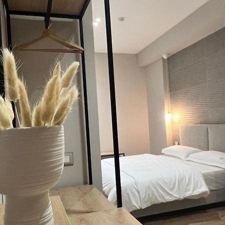 Enzo Rooms & Apartment Blloku Tirana Kültér fotó