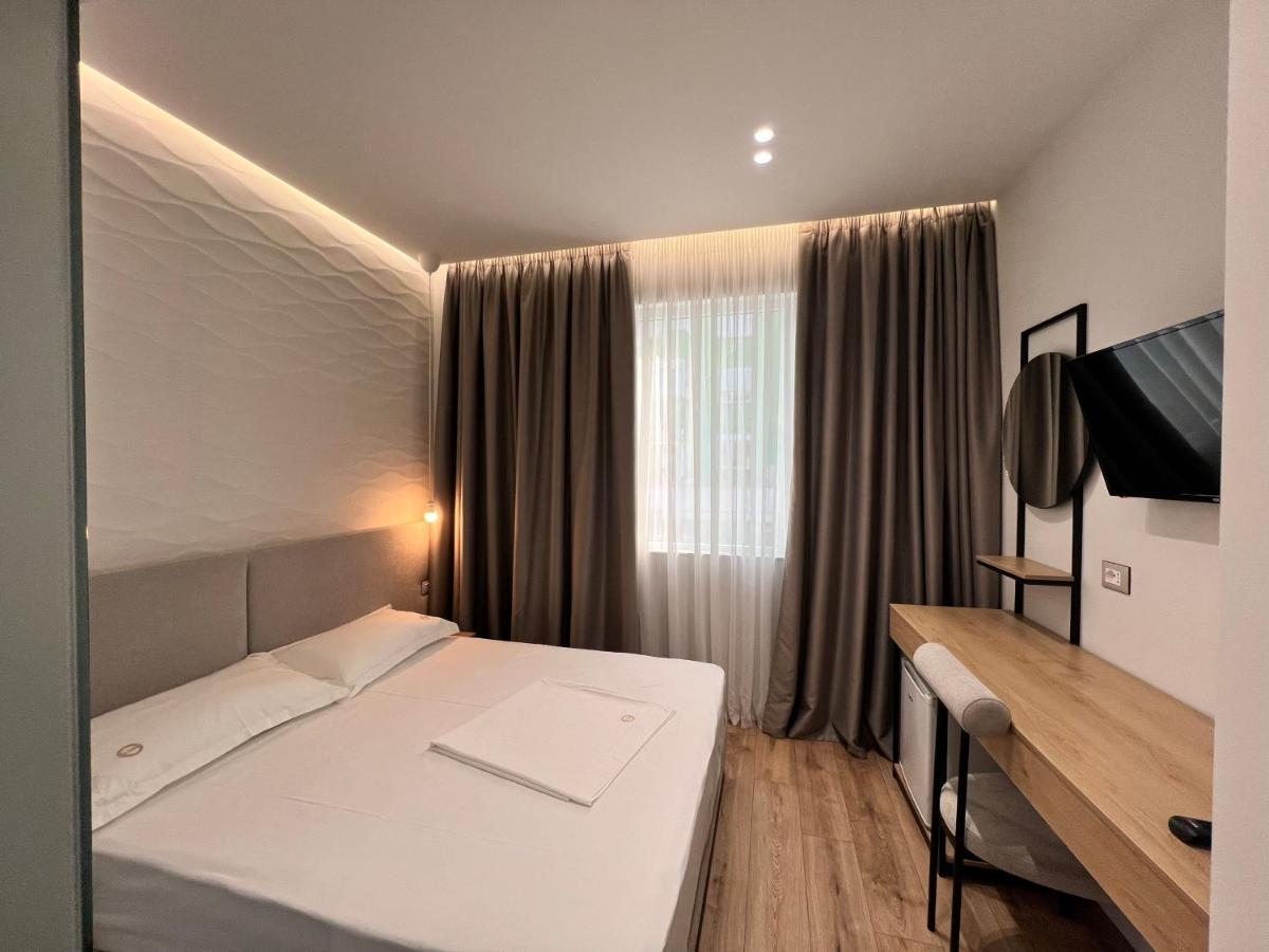 Enzo Rooms & Apartment Blloku Tirana Kültér fotó