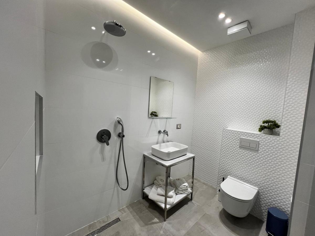 Enzo Rooms & Apartment Blloku Tirana Kültér fotó