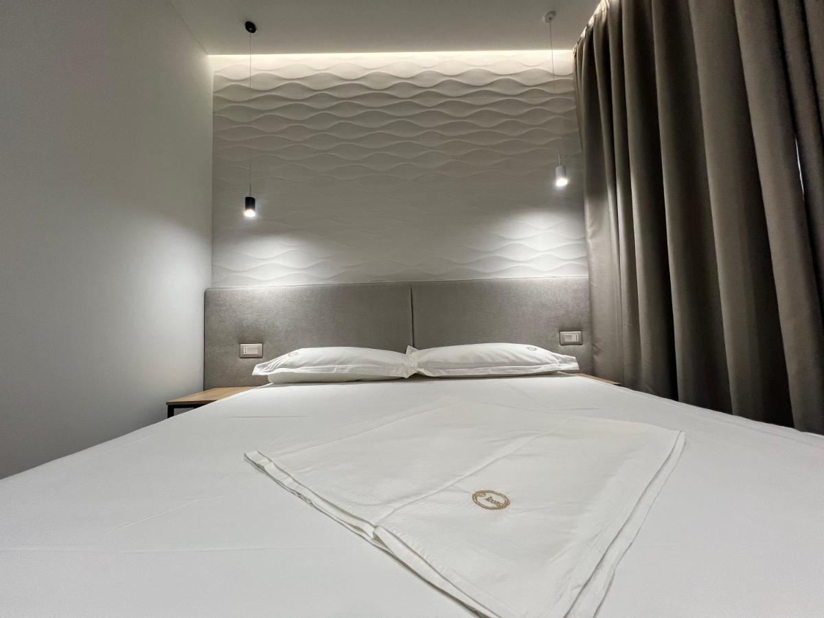 Enzo Rooms & Apartment Blloku Tirana Kültér fotó
