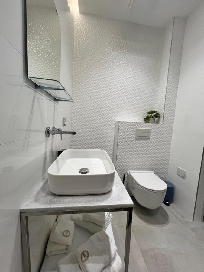 Enzo Rooms & Apartment Blloku Tirana Kültér fotó