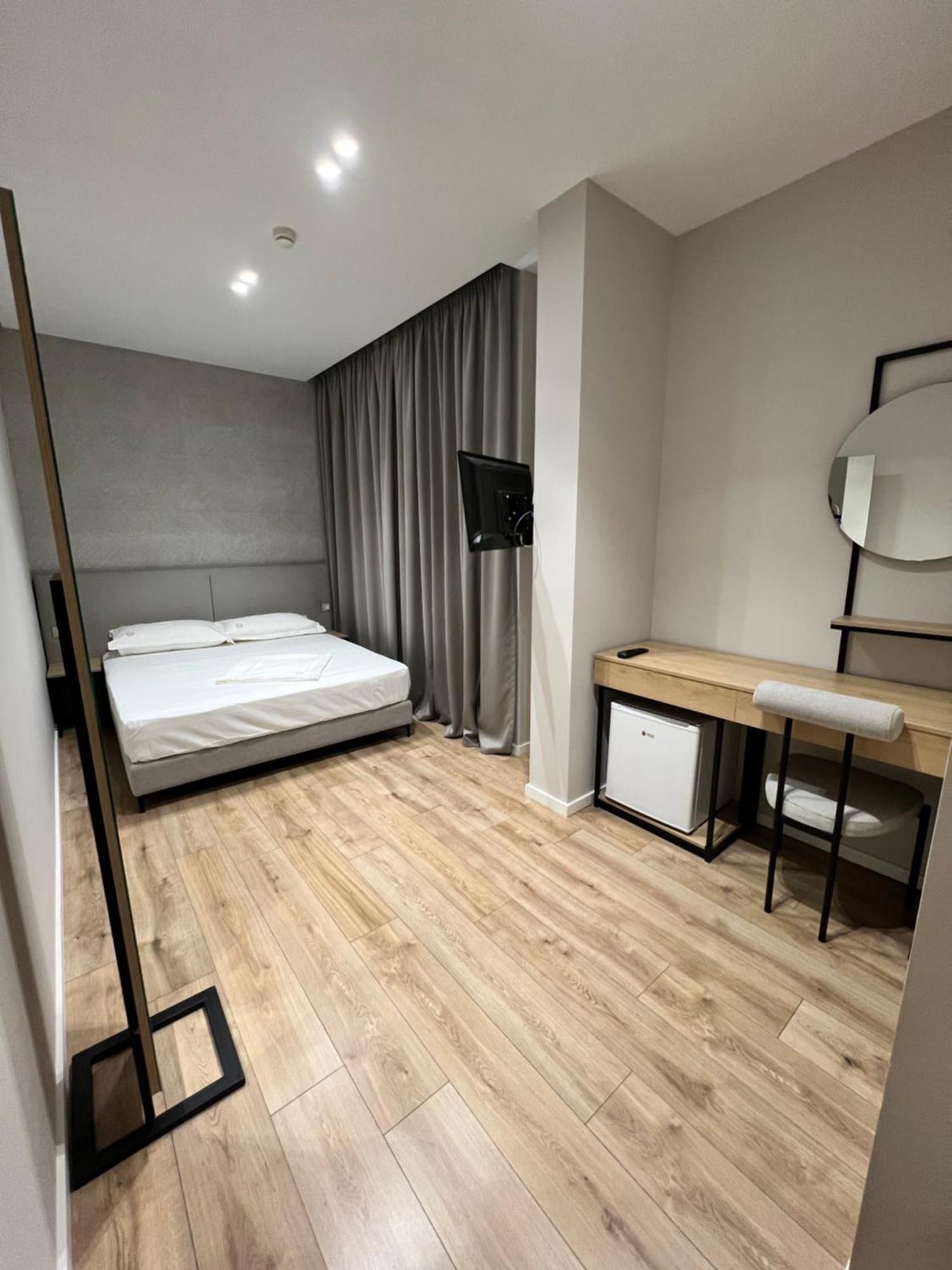Enzo Rooms & Apartment Blloku Tirana Kültér fotó