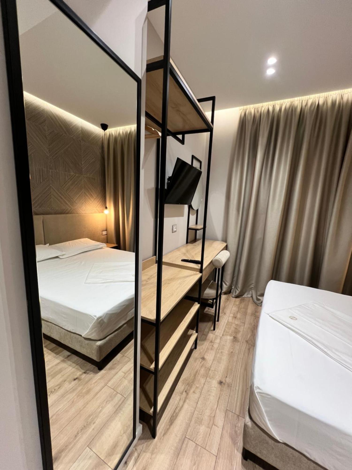 Enzo Rooms & Apartment Blloku Tirana Kültér fotó