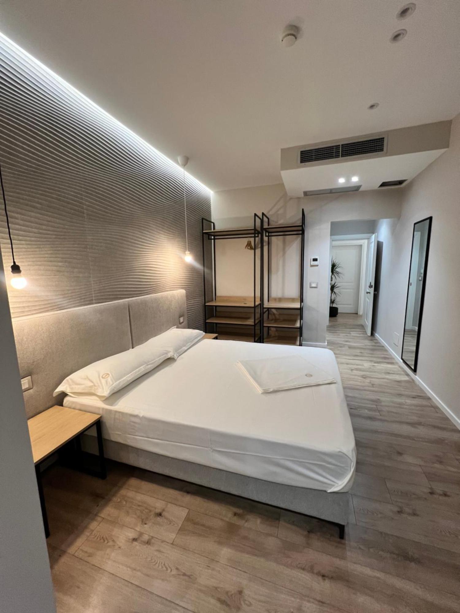 Enzo Rooms & Apartment Blloku Tirana Kültér fotó